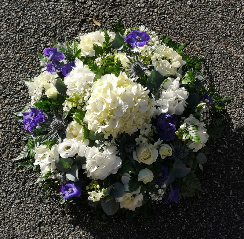 posy, posies, blue, white, man, male,funeral, tribute, wreath, flowers, florist, delivery, harold wood, romford, havering