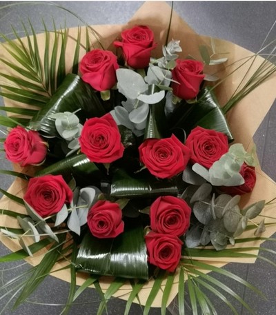 red roses vase valentines gift bouquet love February 14th luxury flowers florist romford harold wood