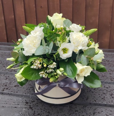 hatbox, white, green, flowers, ribbon, florist, anniversary, gift, flowerbox, harold wood romford, havering delivery