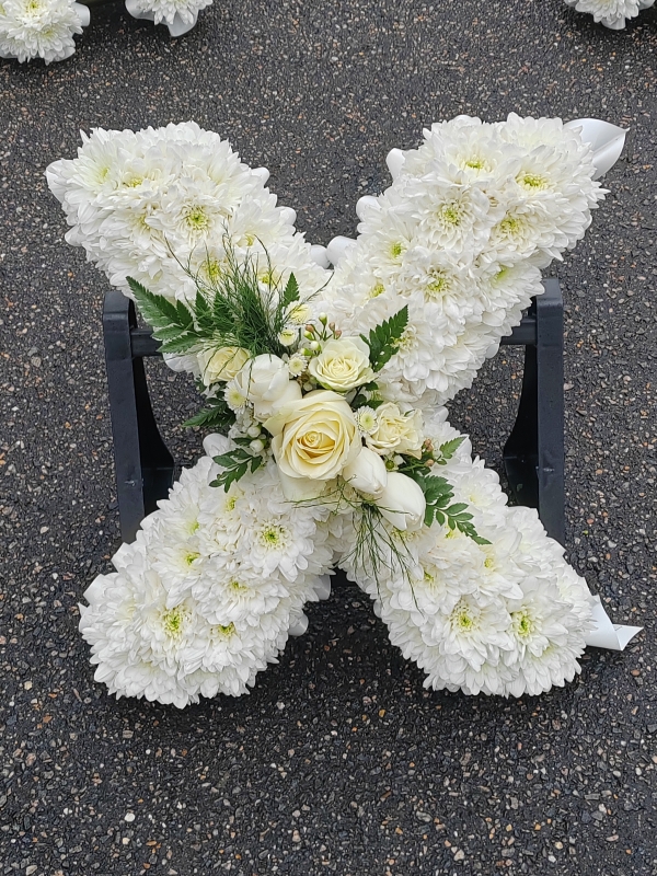 kiss,goodbye, x, goodnight, kisses, funeral, tribute, wreath, flowers, florist, delivery, harold wood, romford, delivery
