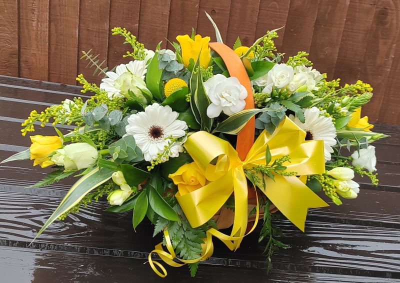 basket, white, simple, flowers, oasis, funeral, yellow, whites, tribute, florist, harold wood, romford, havering, delivery