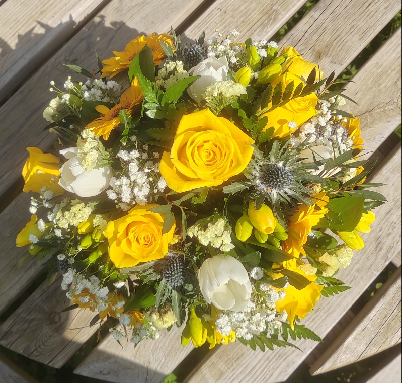 posy, posies, white, yellow, funeral, tribute, wreath, oasis, flowers, florist, delivery, harold wood, romford, havering