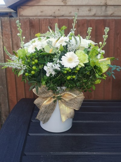 luxury, bouquet, flowers, handtie, water bouquet, gift, mothers day, anniversary, birthday, delivery, harold wood, romford, havering