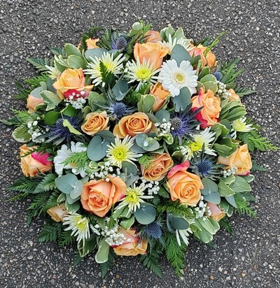 posy, posies, peach, cream ,funeral flowers, funeral, tribute, wreath, flowers, florist, delivery, harold wood, romford havering