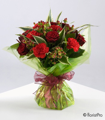 red roses vase valentines gift bouquet love February 14th luxury flowers florist romford harold wood