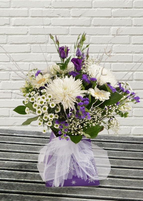 Christmas, flowers, florals, bouquet, decoration, arrangement, gift, luxury, florist, local, seasonal, oasis, harold wood, romford, havering, delivery