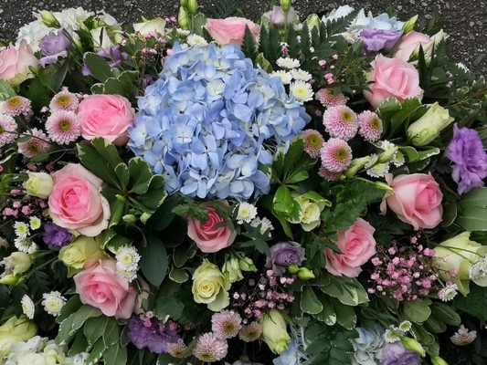 casket, coffin, spray, hydrangea, pinks, pastels, blue, white, male, female, funeral, tribute, flowers, oasis, harold wood, romford, havering, delivery