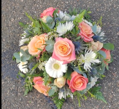 posy, posies, peach, cream ,funeral flowers, funeral, tribute, wreath, flowers, florist, delivery, harold wood, romford havering