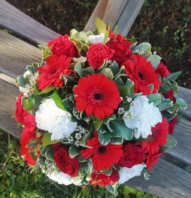 posy, posies, red, roses,  funeral, tribute, wreath, flowers, florist, delivery, harold wood, romford, havering