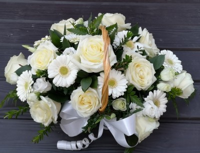 basket, white, simple, flowers, oasis, funeral, flowers, tribute, florist, flowers, harold wood, romford, havering, brentwood, dagenham, delivery