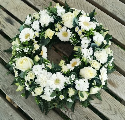 white, wreath, tribute, funeral, flowers, oasis, florist, harold wood, romford, brentwood, dagenham, delivery