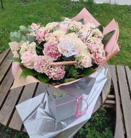 bouquet, handtie, flowers, gift, bunch, florist, birthday, anniversary, harold wood, romford, havering