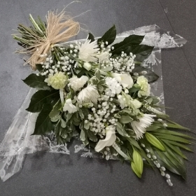 sheaf, sheaves, flat bouquet, funeral bouquet, white, funeral, tribute, oasis, posy, flowers, florist, harold wood, romford, havering, delivery