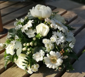 posy, posies, funeral, tribute, white, wreath, oasis, flowers, florist, delivery, harold wood, romford, havering