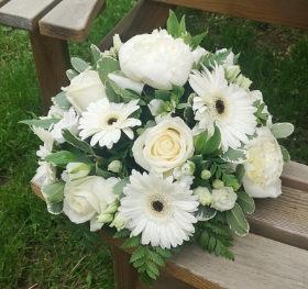 posy, posies, funeral, tribute, white, wreath, oasis, flowers, florist, delivery, harold wood, romford, havering